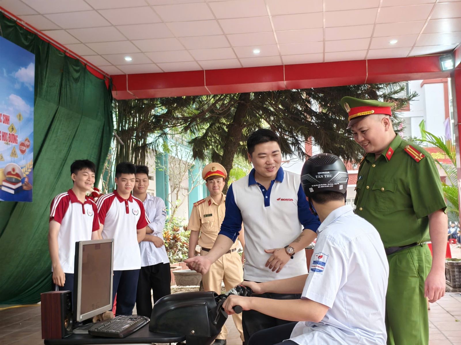 Công an xã Văn Giang tích cực tuyên truyền, nâng cao ý thức an toàn giao thông cho học sinh, chung tay kéo giảm tai nạn trên địa bàn