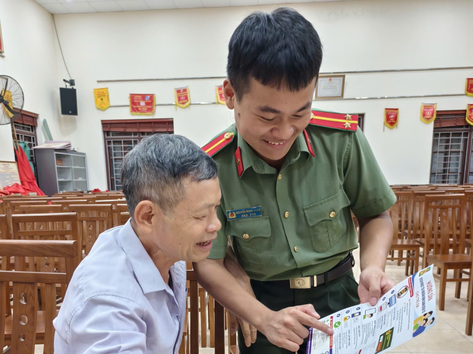 Tuổi trẻ Công an xã Văn Giang tích cực hỗ trợ người dân kích hoạt tài khoản định danh điện tử mức 2 và tích hợp giấy tờ trên ứng dụng VNeID