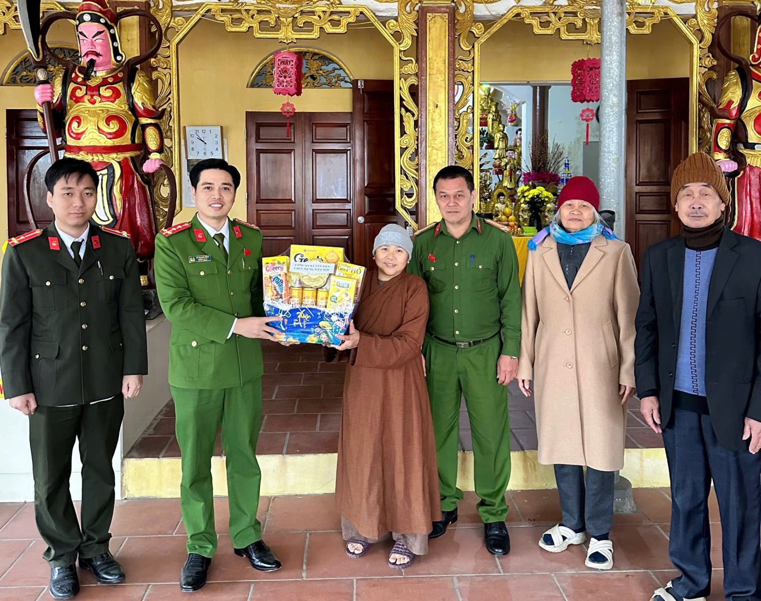 Công an xã Tân Tiến thăm, chúc Tết các cơ sở phật giáo nhân dịp Tết Nguyên đán 