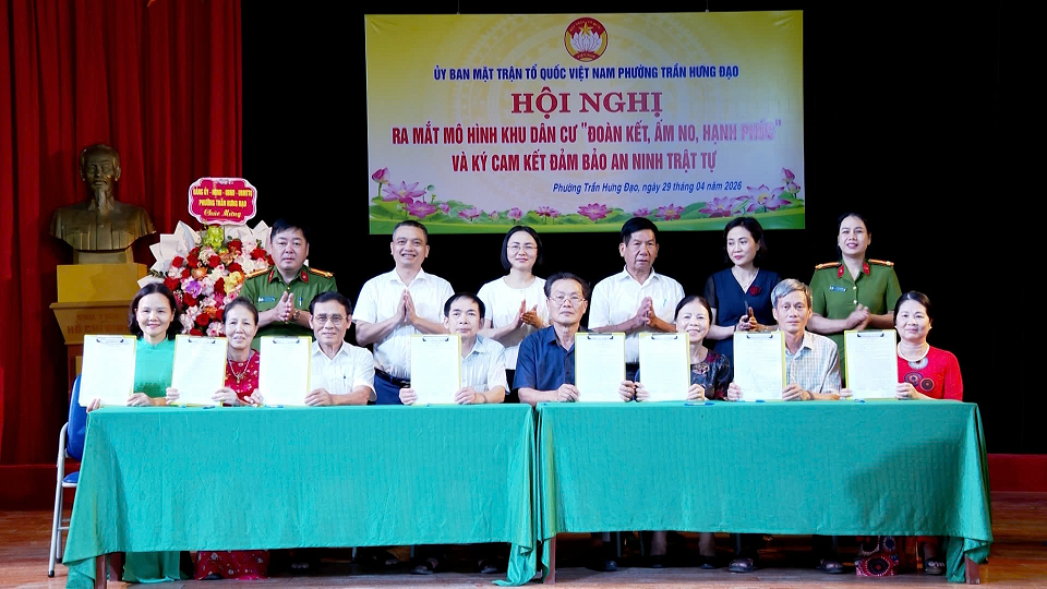 Công an phường Trần Hưng Đạo tuyên truyền, phổ biến giáo dục pháp luật tại Hội nghị ra mắt mô hình “Khu dân cư đoàn kết, ấm no, hạnh phúc”