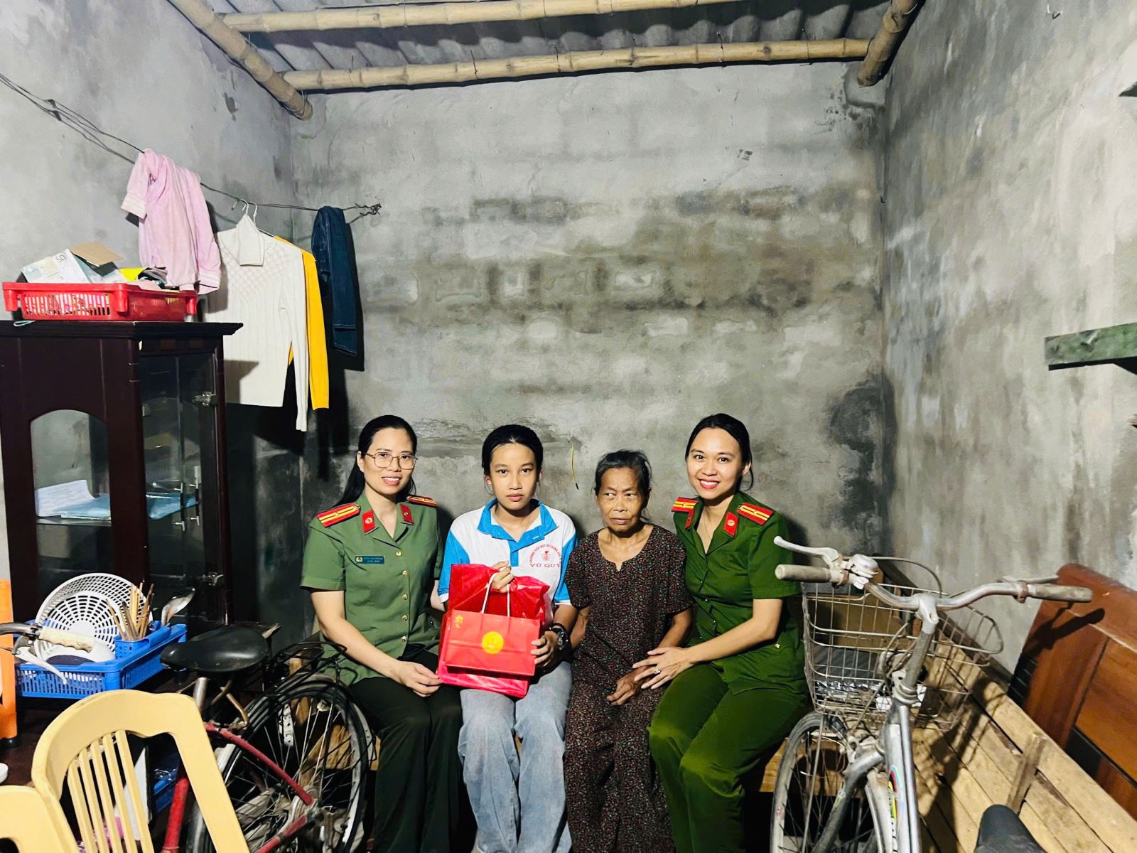Hành trình lan toả lòng nhân ái, trách nhiệm cộng đồng của nữ cán bộ Công an xã Vũ Quý