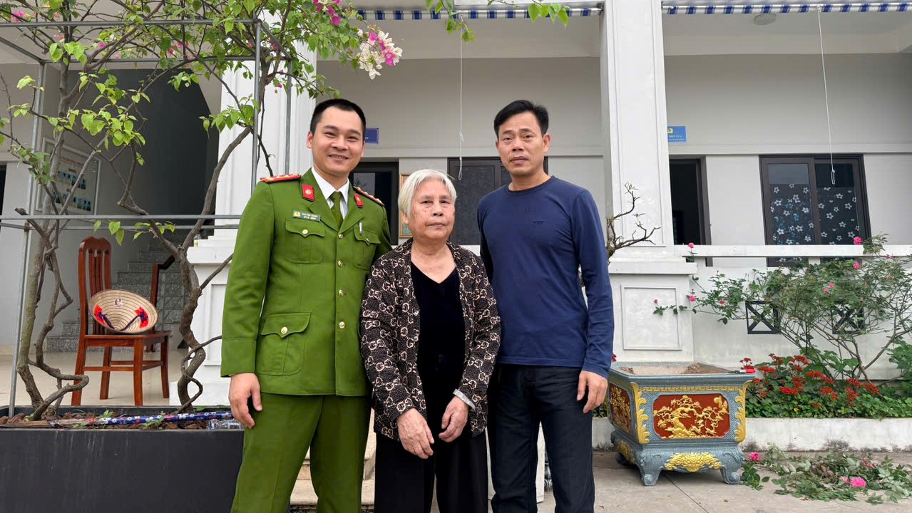 Công an xã Ái Quốc hỗ trợ đưa cụ bà đi lạc về với gia đình