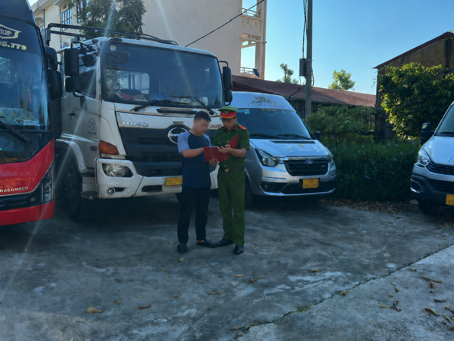 Công an xã Thần Khê tăng cường tuyên truyền, hướng dẫn và ký cam kết chấp hành pháp luật đối với các chủ xe kinh doanh vận tải trên địa bàn