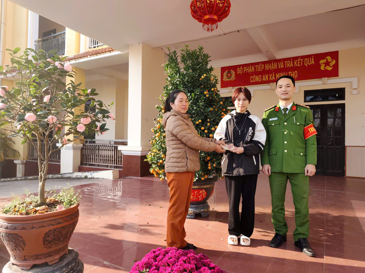 Công an xã Minh Thọ xác minh, trao trả tài sản đánh rơi cho người dân