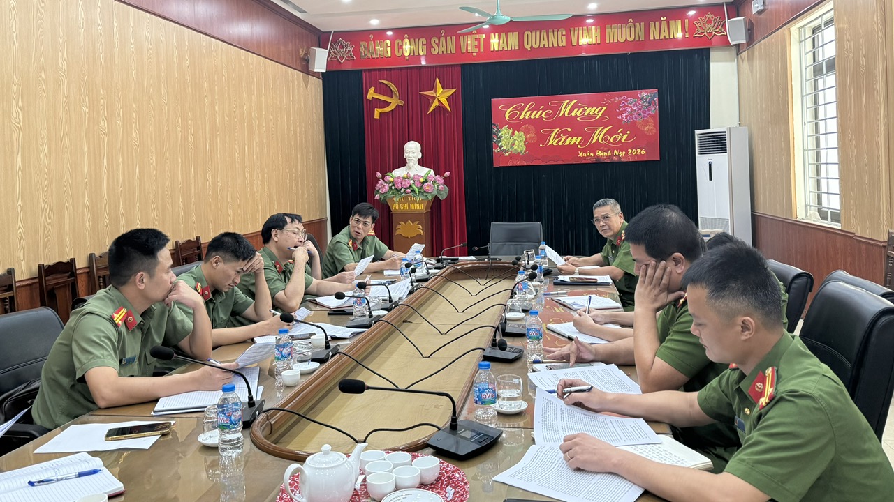 Tổ công tác Công an tỉnh làm việc với Công an xã Văn Giang đánh giá kết quả thực hiện các chỉ tiêu công tác 6 tháng đầu năm 2026