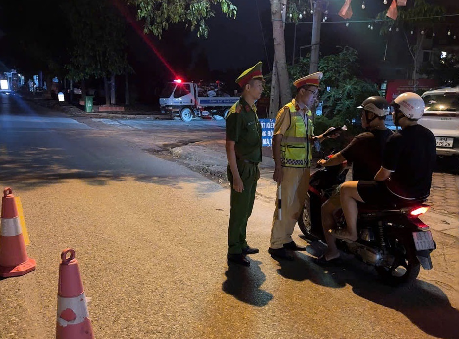 Công an xã Khoái Châu phối hợp Phòng Cảnh sát giao thông kiểm tra nồng độ cồn, xử lý các trường hợp học sinh vi phạm trật tự an toàn giao thông trên địa bàn