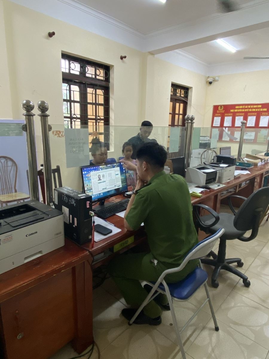 Công an xã Tân Hưng phối hợp Đoàn thanh niên  triển khai tháng cao điểm kích hoạt tài khoản định danh điện tử VNeID