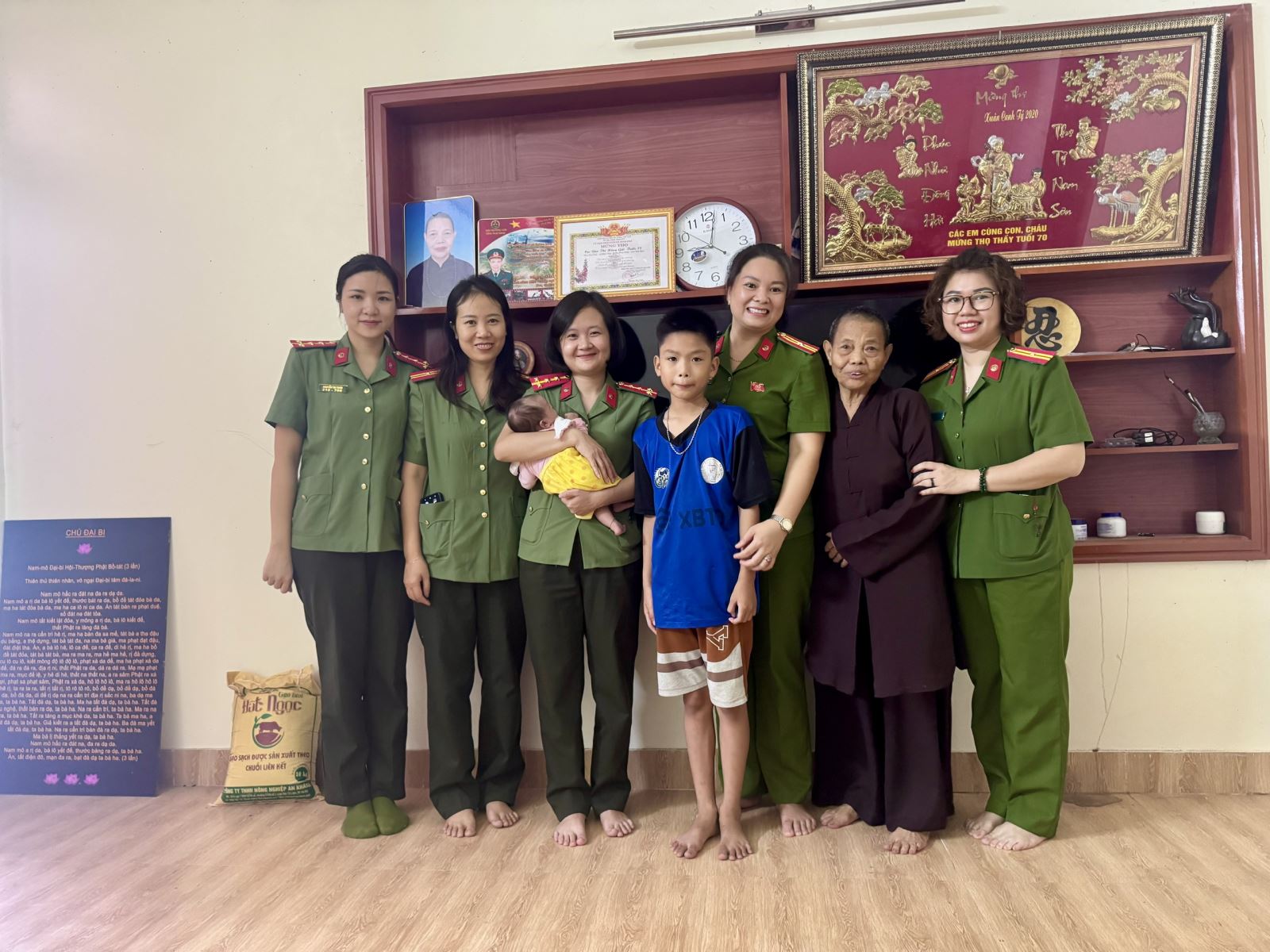 Công an xã Nam Tiên Hưng thăm, tặng quà các cháu thiếu nhi có hoàn cảnh đặc biệt trên địa bàn xã nhân dịp Tết Trung thu 2025