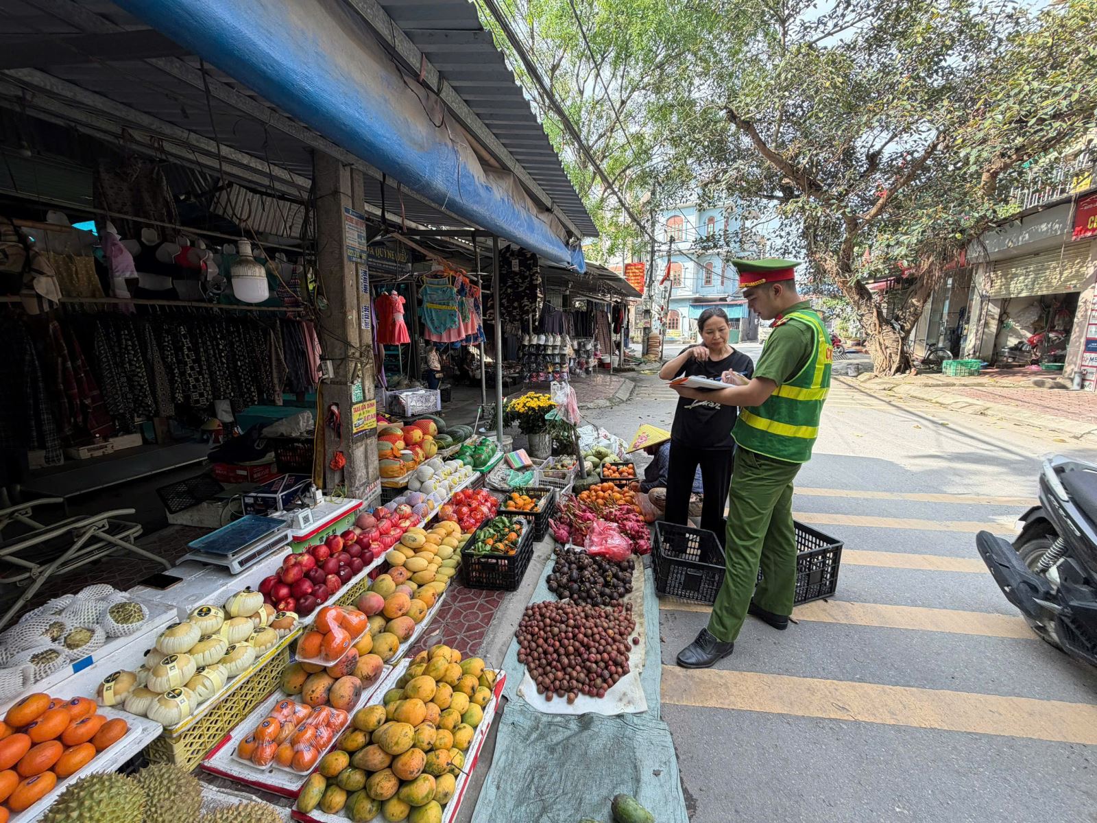 Công an Phường Mỹ Hào ra quân giải tỏa hành lang an toàn giao thông