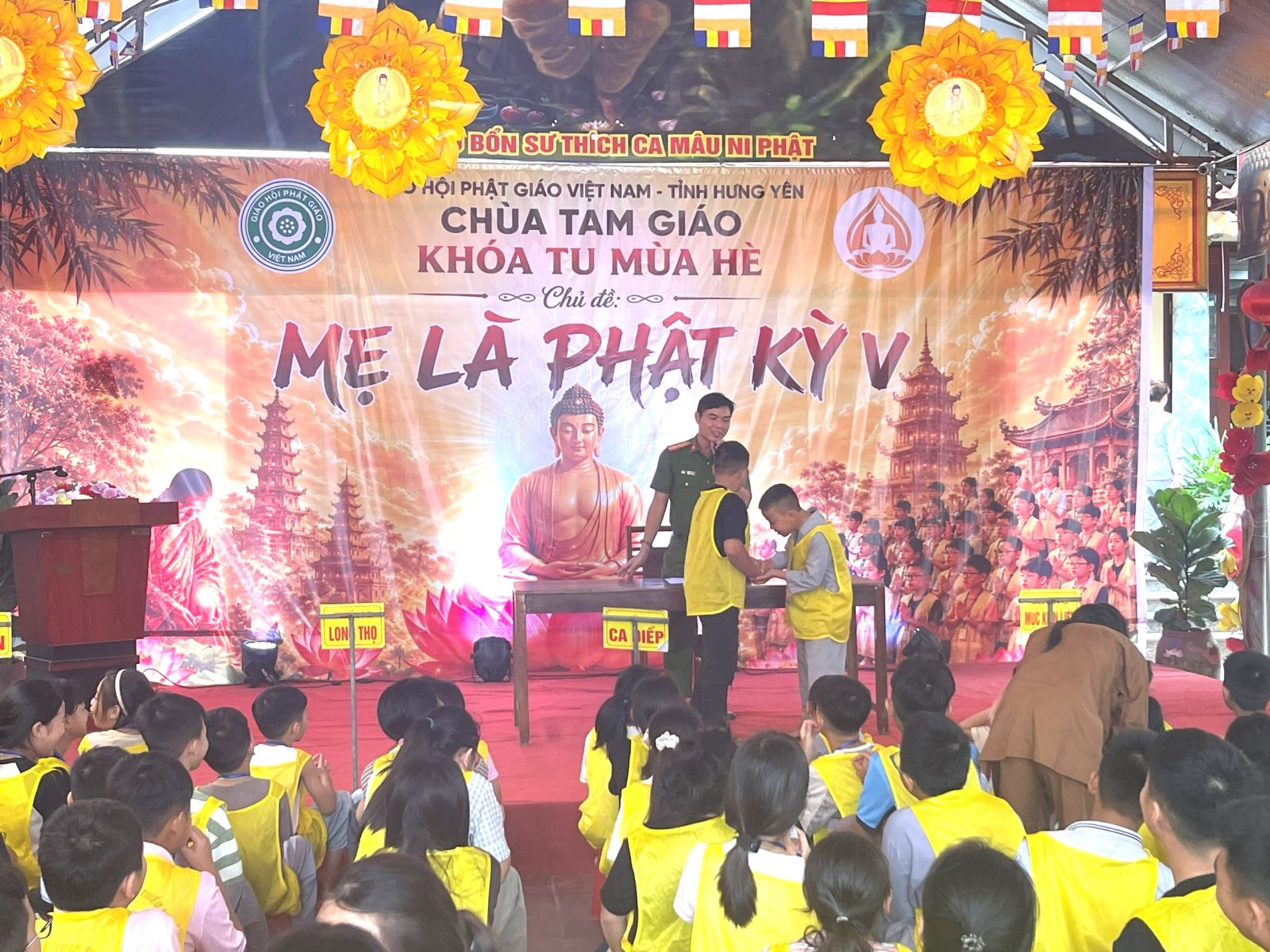 Công an xã Khoái Châu tuyên truyền phòng, chống bạo lực học đường, bạo lực gia đình cho học sinh tham gia khóa tu hè năm 2026