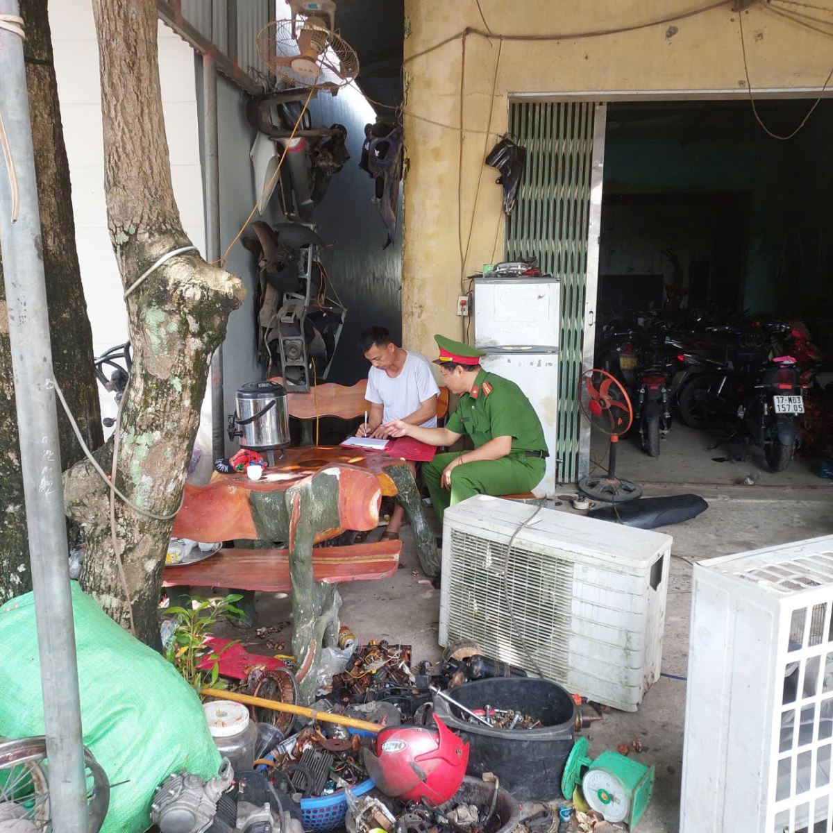 Công an xã Thần Khê tổ chức tuyên truyền, ký cam kết chấp hành nghiêm các quy định của pháp luật trong hoạt động thu mua phế liệu trên địa bàn xã