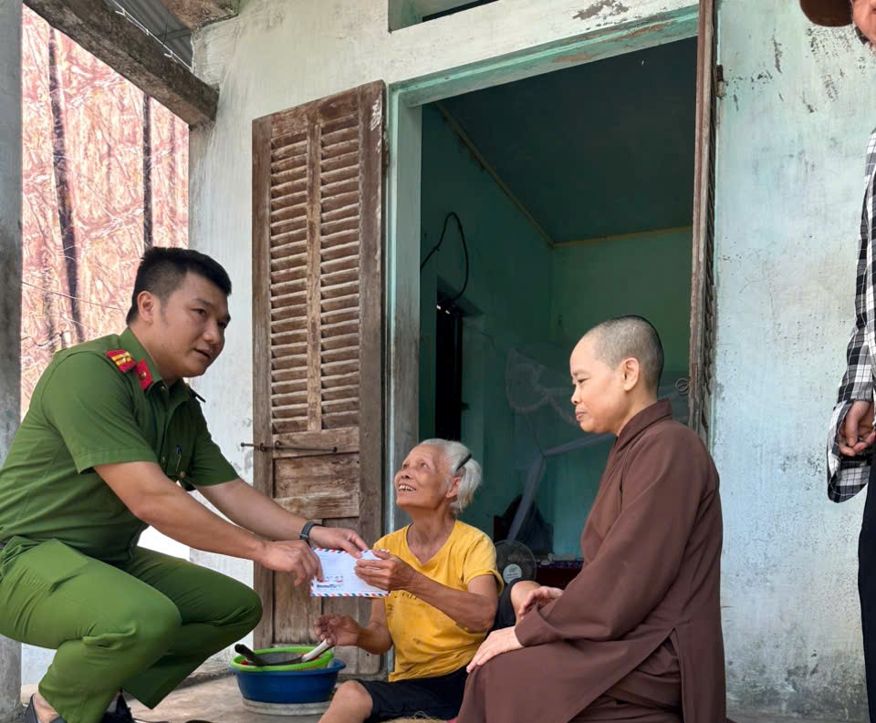Công an xã Thần Khê phối hợp cùng các mạnh thường quân tổ chức tặng quà cho các hộ gia đình có hoàn cảnh khó khăn trên địa bàn xã