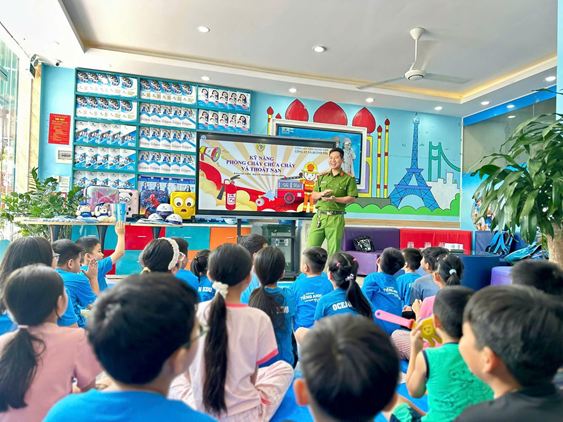 Công an xã Quỳnh Phụ lan tỏa kỹ năng sinh tồn cho các “chiến sĩ nhí” tại Trung tâm Ngoại ngữ Ocean Edu Quỳnh Phụ