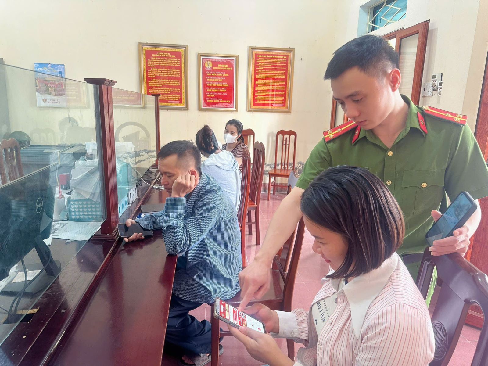 Công an xã Minh Thọ tăng cường kích hoạt tài khoản định danh điện tử mức độ 2 cho công dân