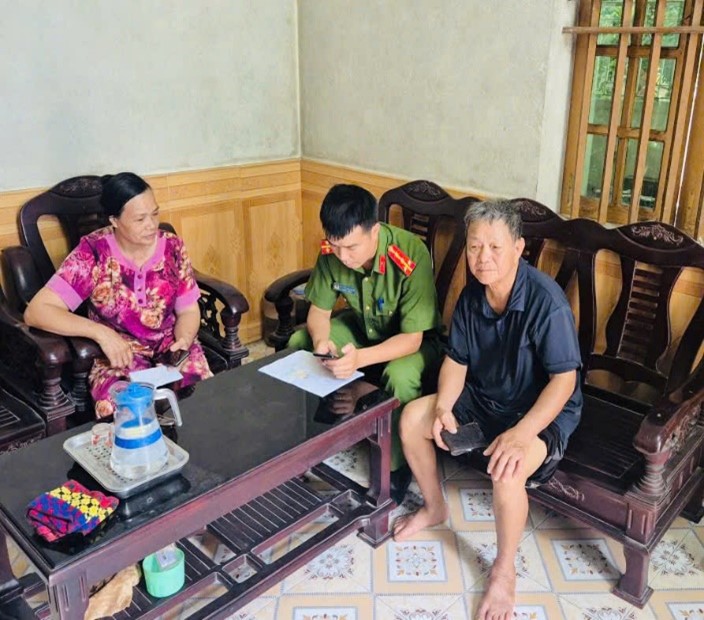 CÔNG AN XÃ NAM ĐÔNG HƯNG ĐẨY MẠNH HỖ TRỢ NHÂN DÂN KÍCH HOẠT TÀI KHOẢN ĐỊNH DANH ĐIỆN TỬ MỨC 2 VÀ TÍCH HỢP GIẤY TỜ TRÊN ỨNG DỤNG VNeID