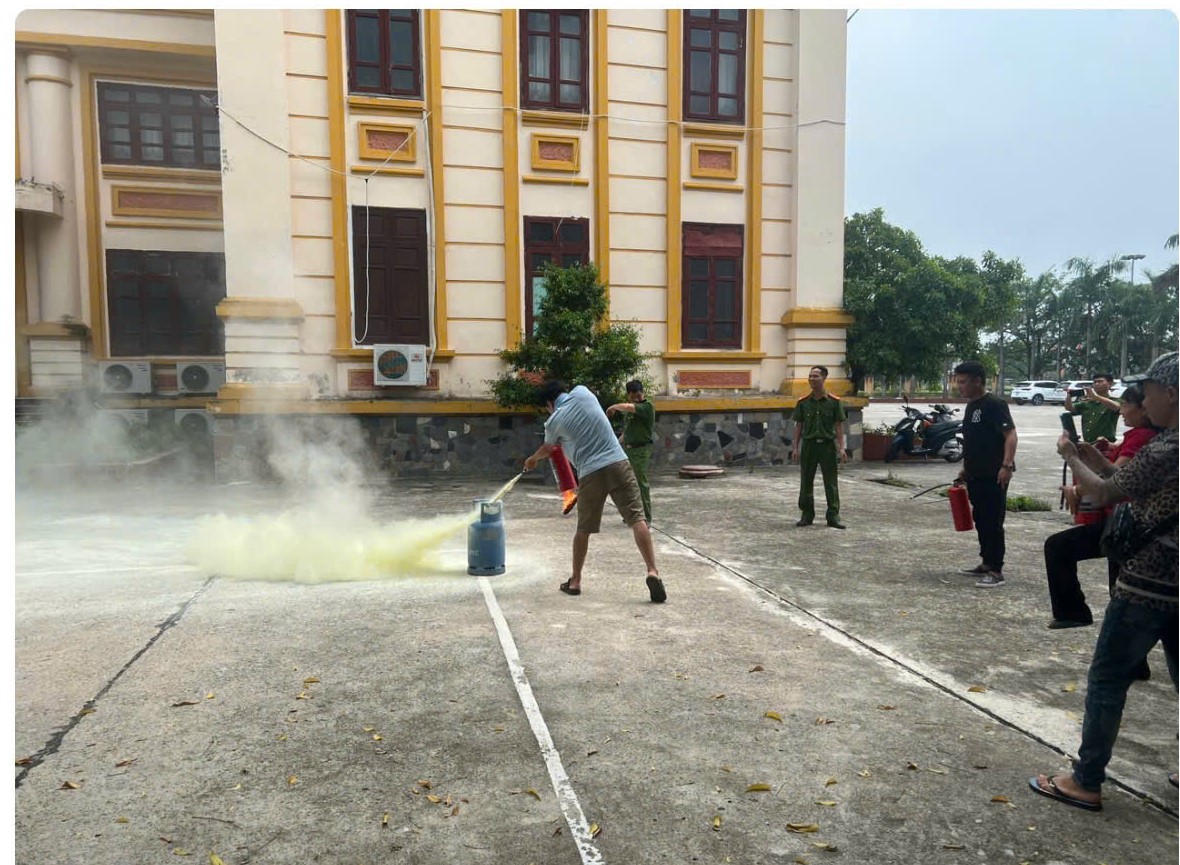 Huấn luyện nghiệp vụ PCCC và CNCH cho các cơ sở kinh doanh trên địa bàn xã Ân Thi