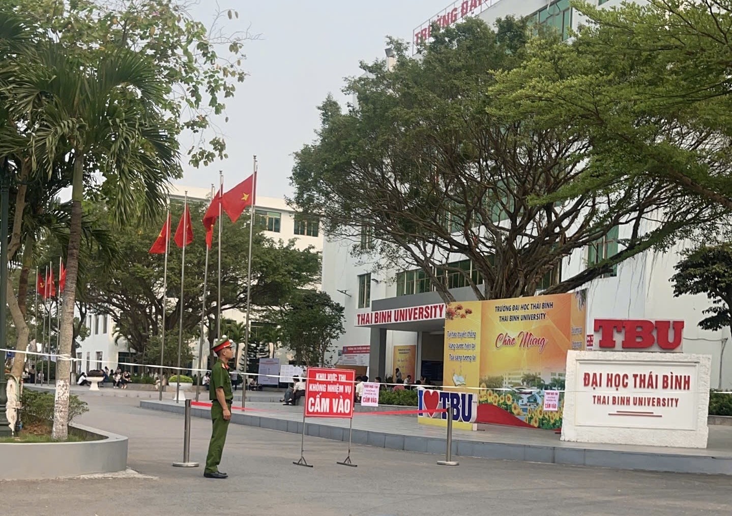 Lực lượng Cảnh sát cơ động phối hợp đảm bảo an ninh trật tự kỳ thi tuyển dụng viên chức ngành giáo dục tỉnh Hưng Yên năm 2025-2026