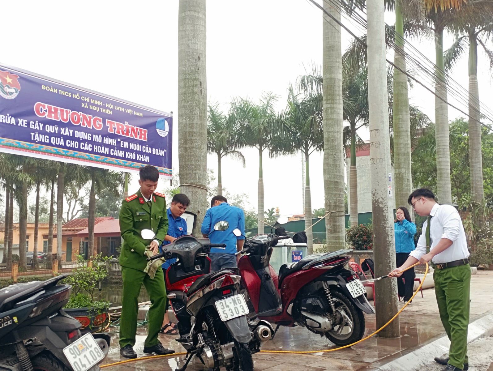 Chi đoàn thanh niên Công an xã Ngự Thiên rửa xe gây quỹ “Em nuôi của Đoàn” hưởng ứng tháng thanh niên 2026