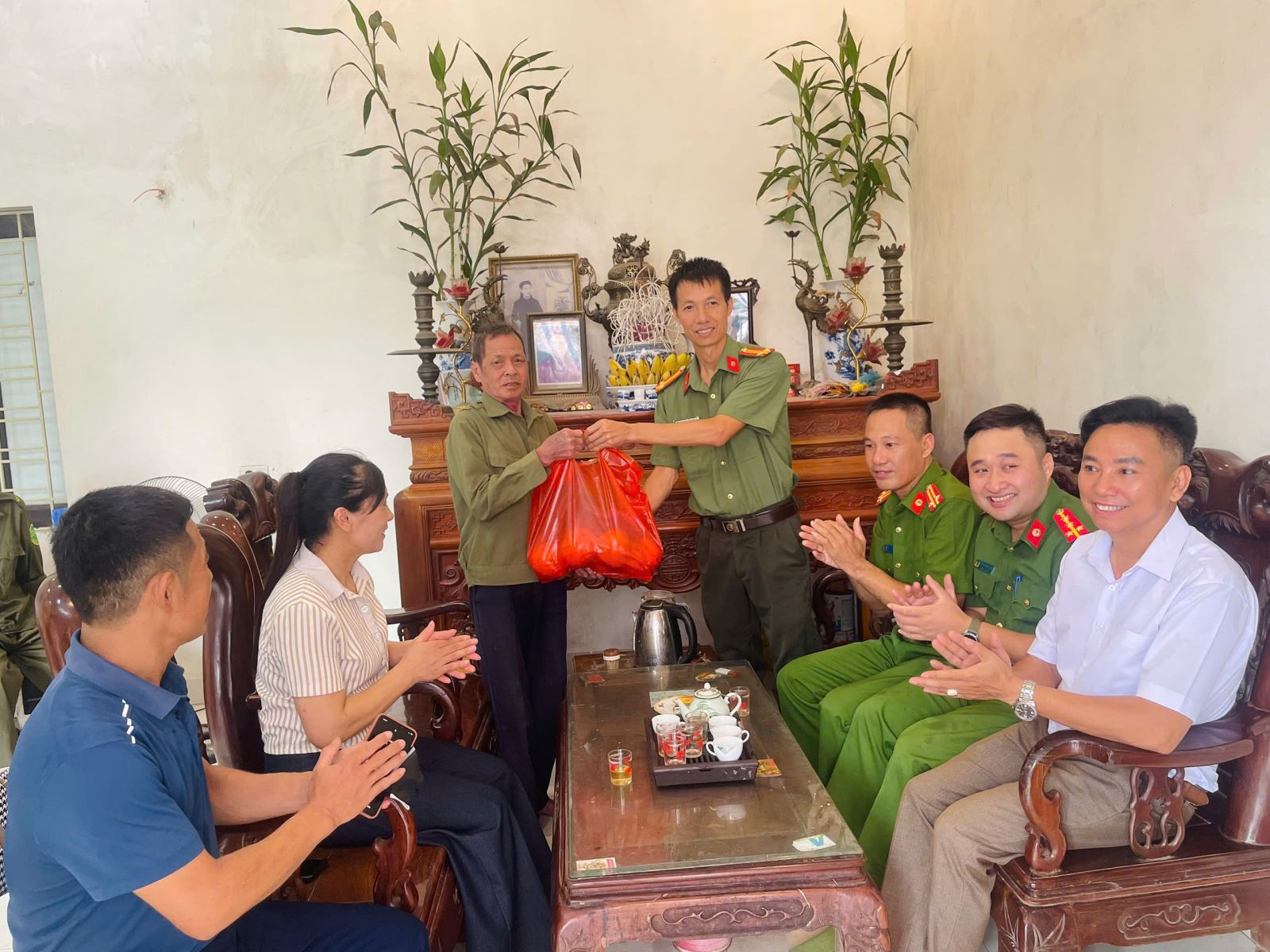 Công an xã Chí Minh thăm, tặng quà gia đình thương binh nhân kỷ niệm 79 năm ngày thương binh liệt sĩ (27/7/1947 - 27/7/2026)