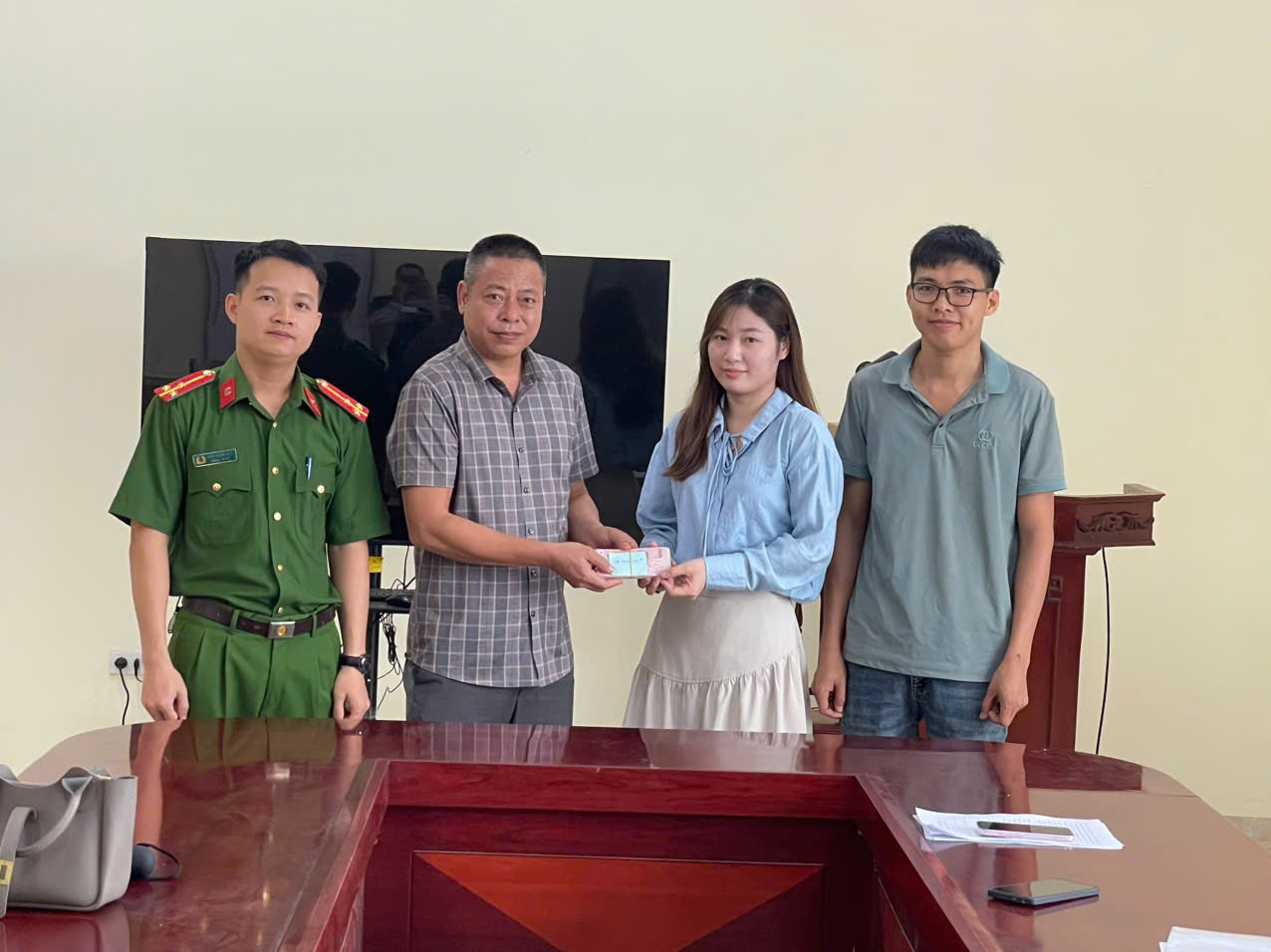 Công an xã Chí Minh giúp đỡ, hỗ trợ người dân nhận lại số tiền chuyển nhầm
