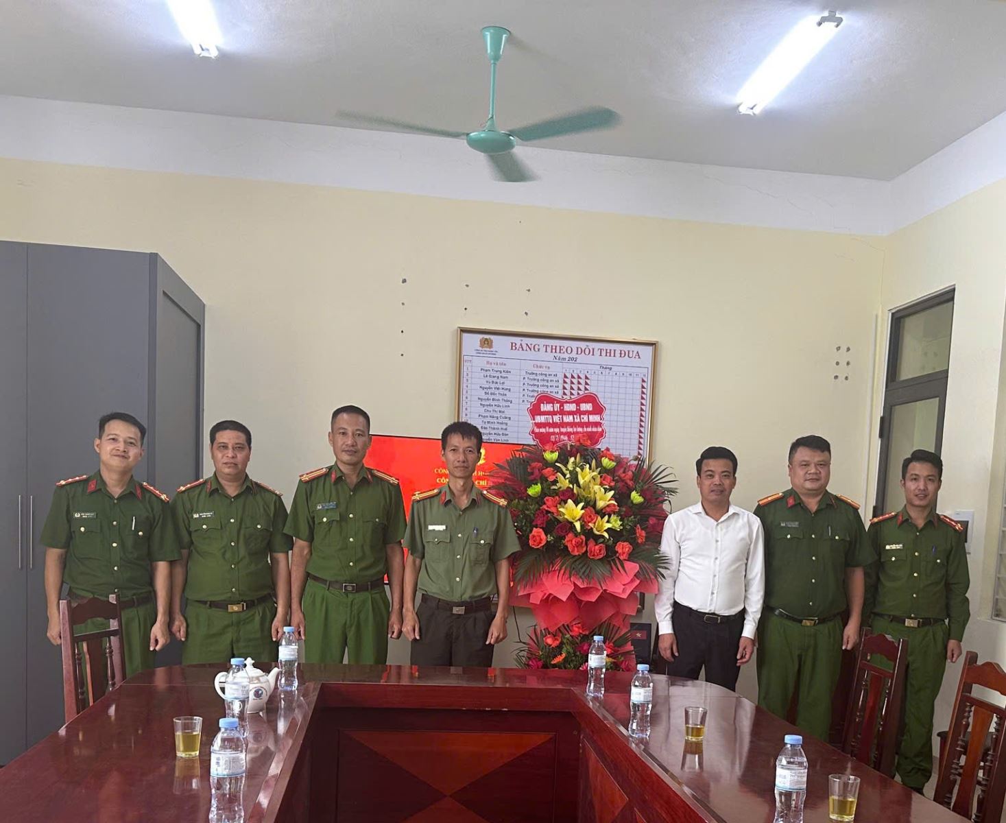 LÃNH ĐẠO ĐẢNG ỦY, HĐND, UBND XÃ CHÍ MINH THĂM, TẶNG HOA CHÚC MỪNG 80 NĂM NGÀY TRUYỀN THỐNG LỰC LƯỢNG AN NINH NHÂN DÂN (12/7/1946 - 12/7/2026)