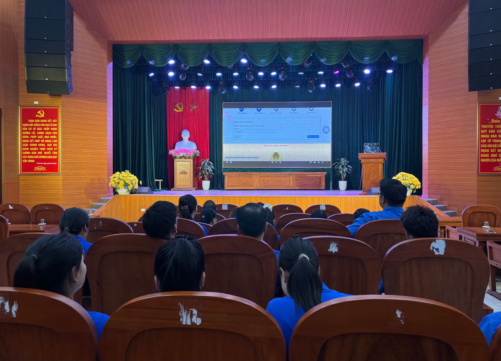 Công an xã Chí Minh tuyên truyền, hướng dẫn Đoàn viên thanh niên sử dụng dịch vụ công trực tuyến