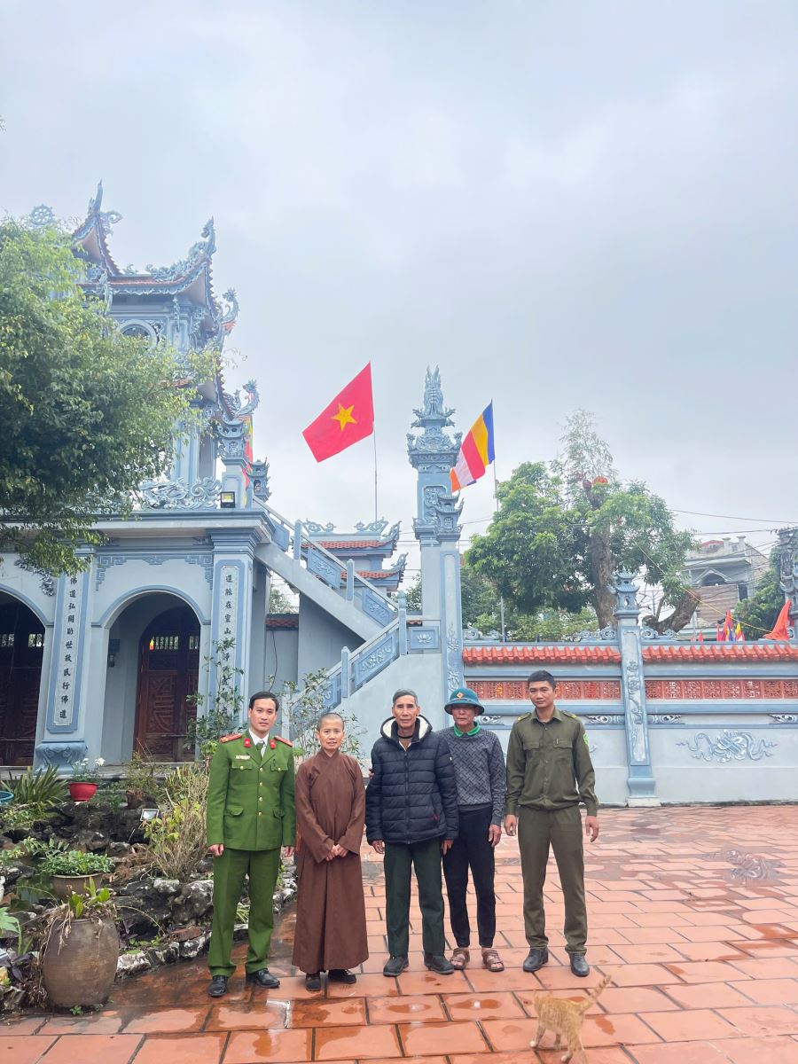 Công an xã Tiên La vận động treo cờ Tổ quốc tại các cơ sở tín ngưỡng, tôn giáo trên địa bàn xã