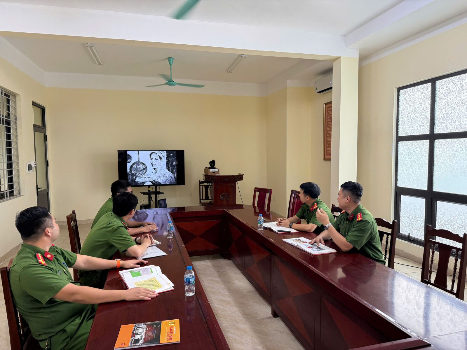 Công an xã Chí Minh sinh hoạt chuyên đề đọc sách, xem phim tư liệu về Chủ tịch Hồ Chí Minh 