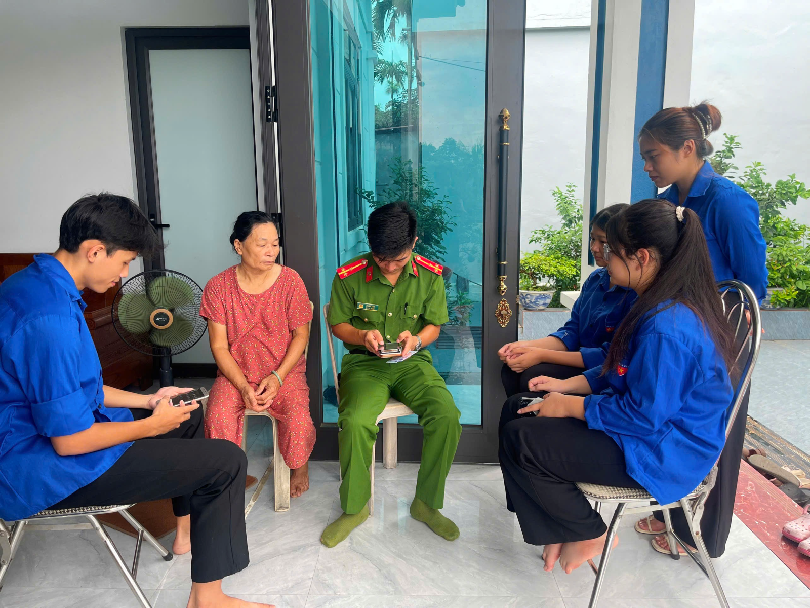 Công an xã Bắc Thái Ninh hướng dẫn Nhân dân tích hợp thông tin an sinh xã hội vào ứng dụng VNeID, kích hoạt tài khoản định danh điện tử mức độ 2