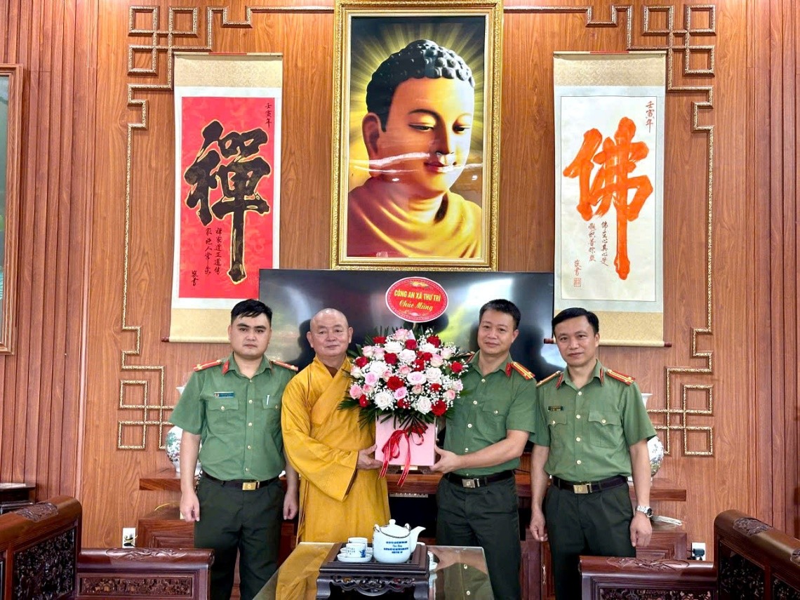 Công an xã Thư Trì thăm, chúc mừng các cơ sở phật giáo nhân dịp Đại lễ Phật đản năm 2026