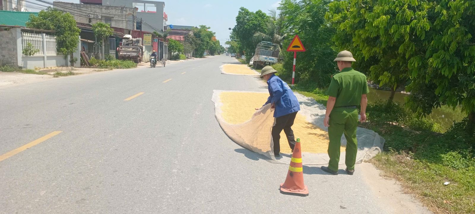 Công an xã Hoàng Hoa Thám tuyên truyền, nhắc nhở bà con nhân dân đảm bảo trật tự an toàn giao thông, trật tự công cộng.