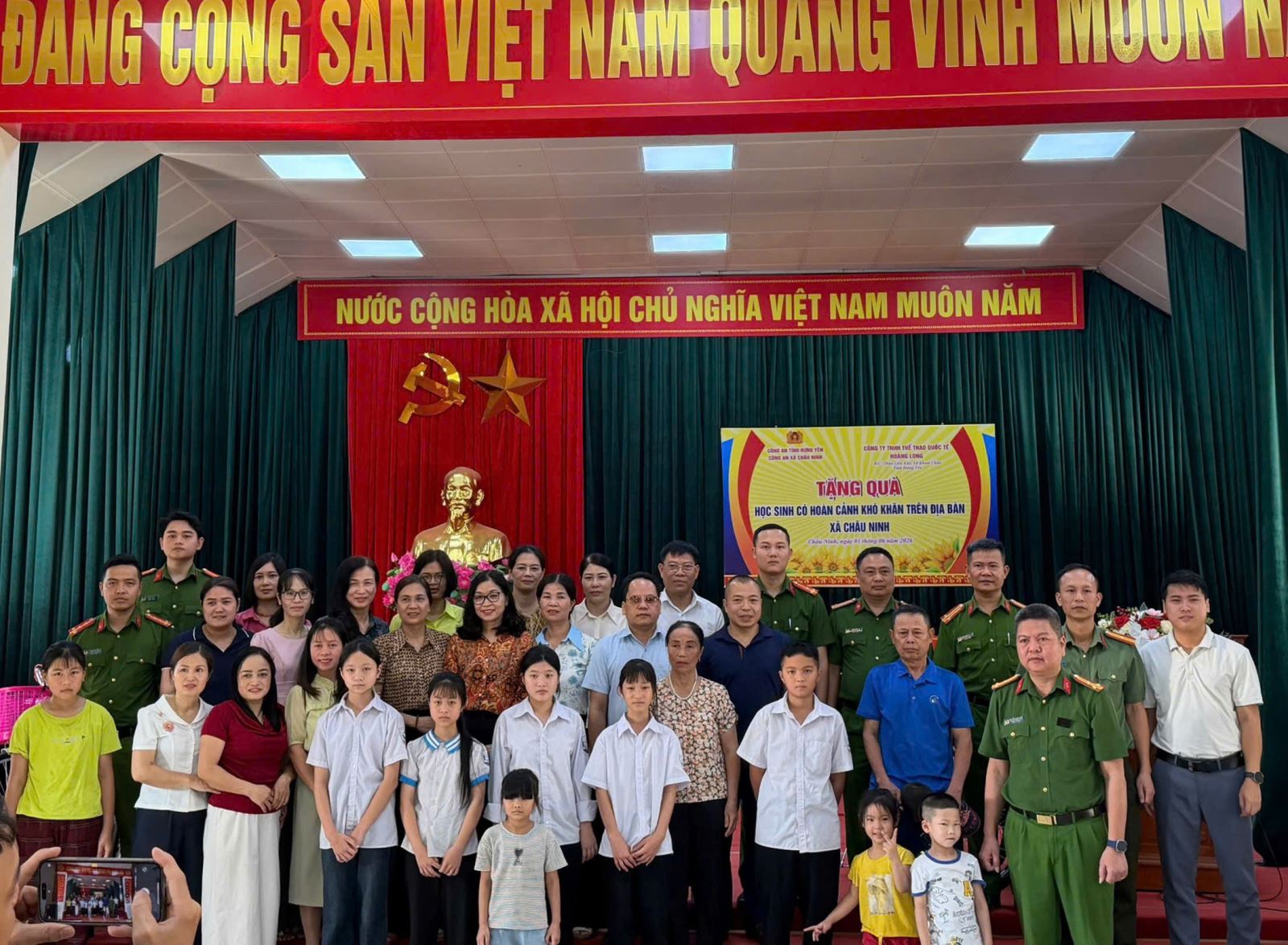 Thiết thực hưởng ứng phong trào “Ba nhất”, Công an xã Châu Ninh tặng quà cho học sinh có hoàn cảnh khó khăn nhân dịp Tết Thiếu nhi 1/6