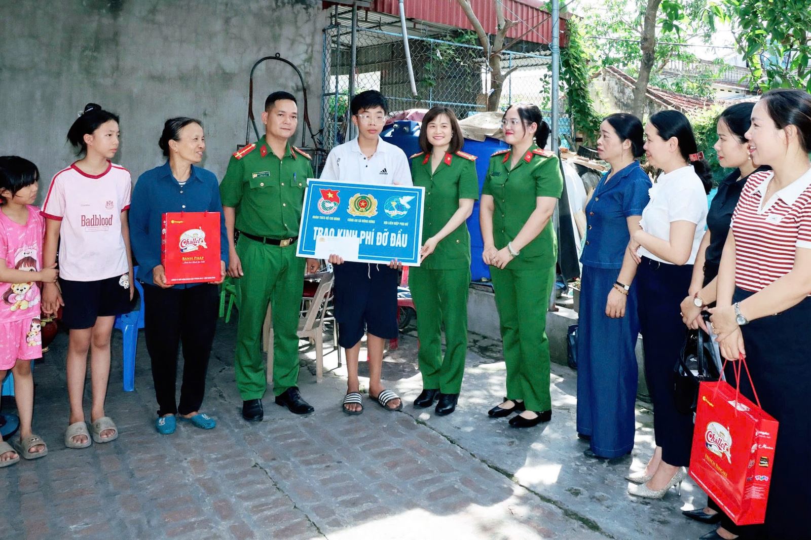 Lan toản yêu thương - Chi Đoàn thanh niên, Chi Hội Phụ nữ Công an xã Đông Hưng nhận đỡ đầu các cháu có hoàn cảnh đặc biệt khó khăn trên địa bàn xã