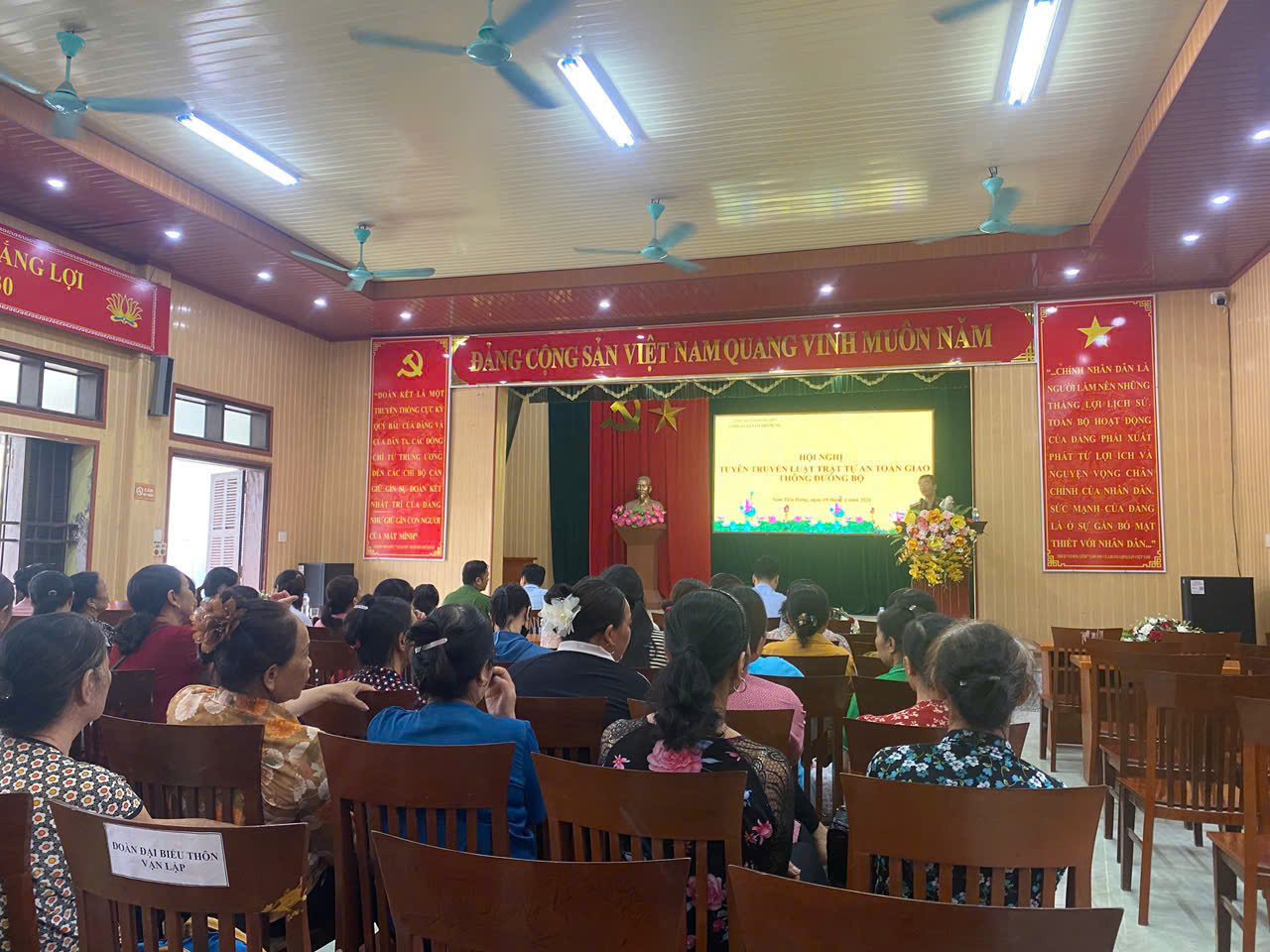 Công an xã Nam Tiên Hưng tổ chức hội nghị tuyên truyền  Luật Trật tự, an toàn giao thông đường bộ và ký cam kết với các cơ sở kinh doanh, sửa chữa phương tiện giao thông