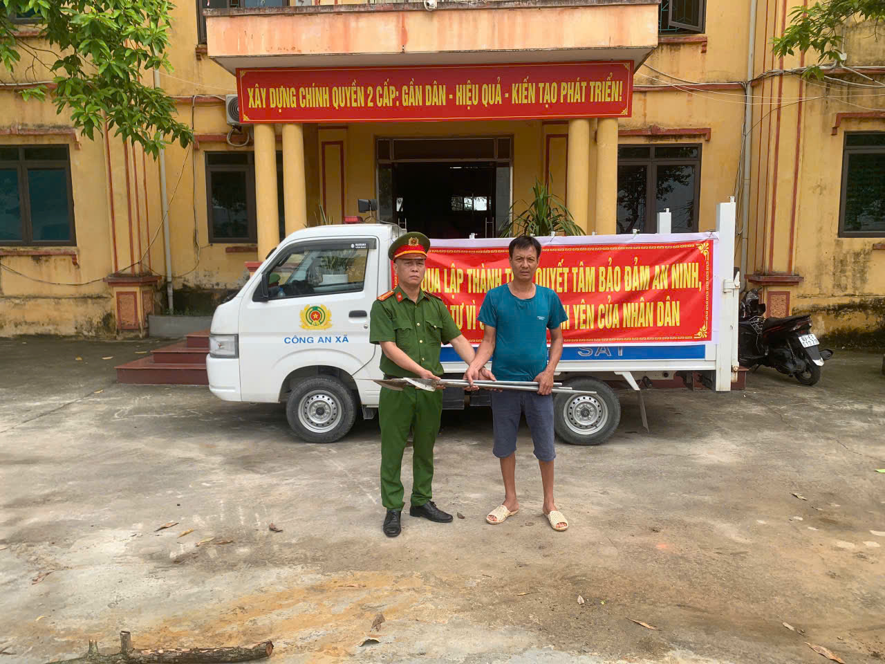 Công an phường Thượng Hồng tăng cường công tác vận động thu hồi vũ khí, vật liệu nổ và công cụ hỗ trợ