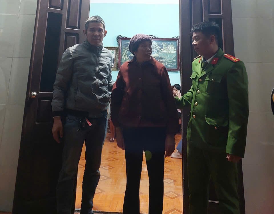 Công an xã A Sào kịp thời hỗ trợ tìm kiếm, đưa người dân đi lạc về nhà an toàn