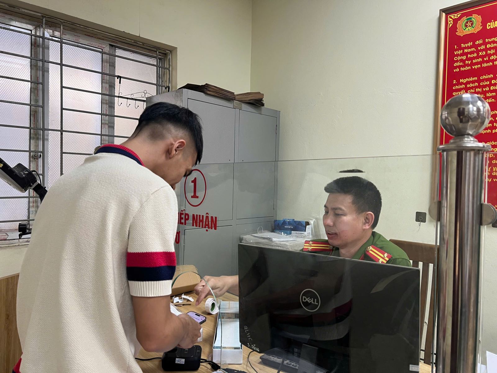 Công an xã Như Quỳnh tăng cường công tác tuyên truyền, hướng dẫn người dân đánh giá mức độ hài lòng qua ứng dụng VNeID