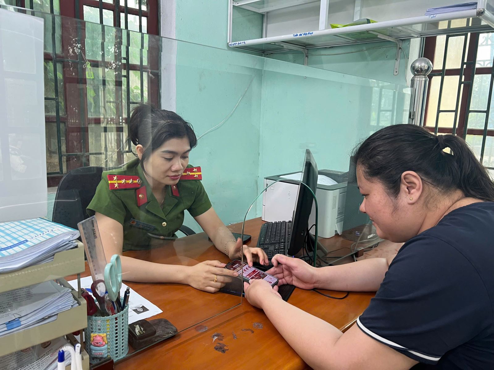 Công an xã Như Quỳnh đẩy mạnh tuyên truyền cấp đổi giấy phép lái xe gắn với hướng dẫn sử dụng ứng dụng VNeTraffic