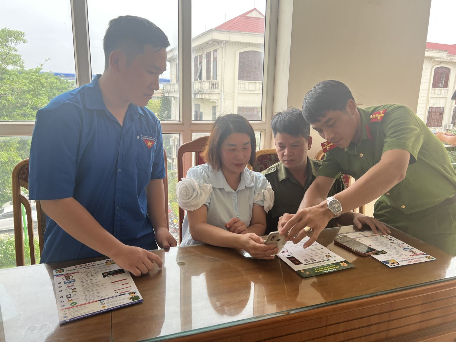 Công an xã Như Quỳnh triển khai “Chiến dịch mùa hè số cùng VNeID”, đồng hành cùng Nhân dân thực hiện Đề án 06