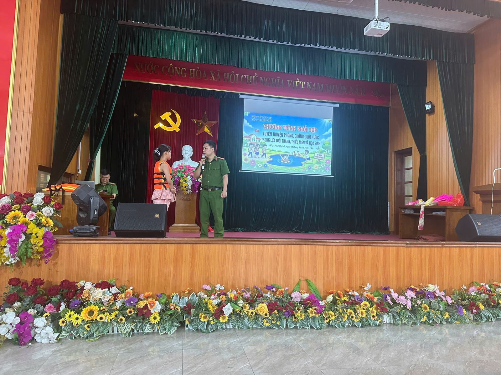 Công an xã Như Quỳnh tuyên truyền, hướng dẫn kỹ năng phòng, chống đuối nước tại Tổ dân phố Như Quỳnh, xã Như Quỳnh