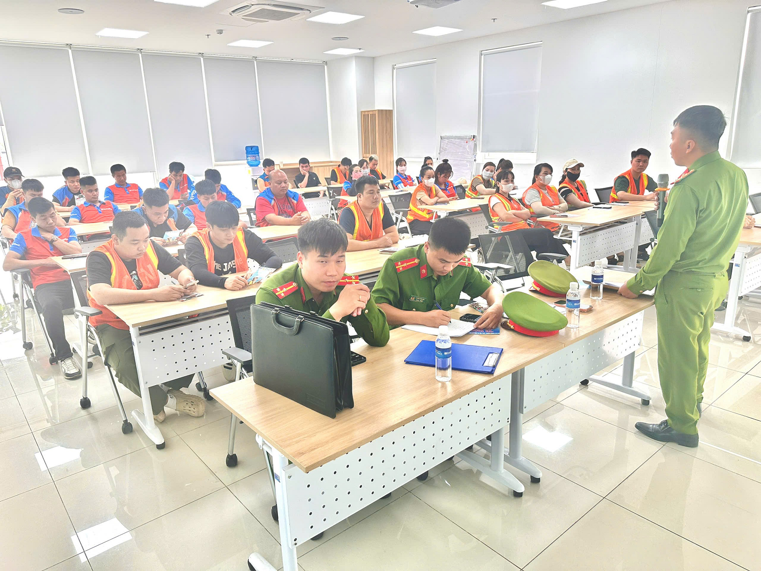 CÔNG AN XÃ XUÂN TRÚC TĂNG CƯỜNG TUYÊN TRUYỀN PHÁP LUẬT VỀ AN TOÀN GIAO THÔNG TẠI CÁC CÔNG TY TRÊN ĐỊA BÀN