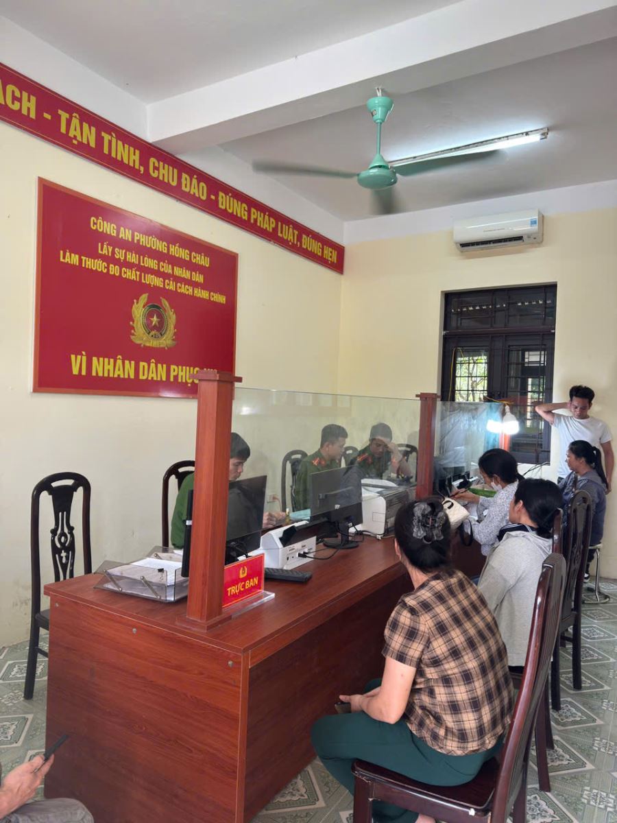 Công an phường Hồng Châu thực hiện phong trào thi đua Ba nhất: “Kỷ luật nhất - Trung thành nhất - Gần dân nhất”