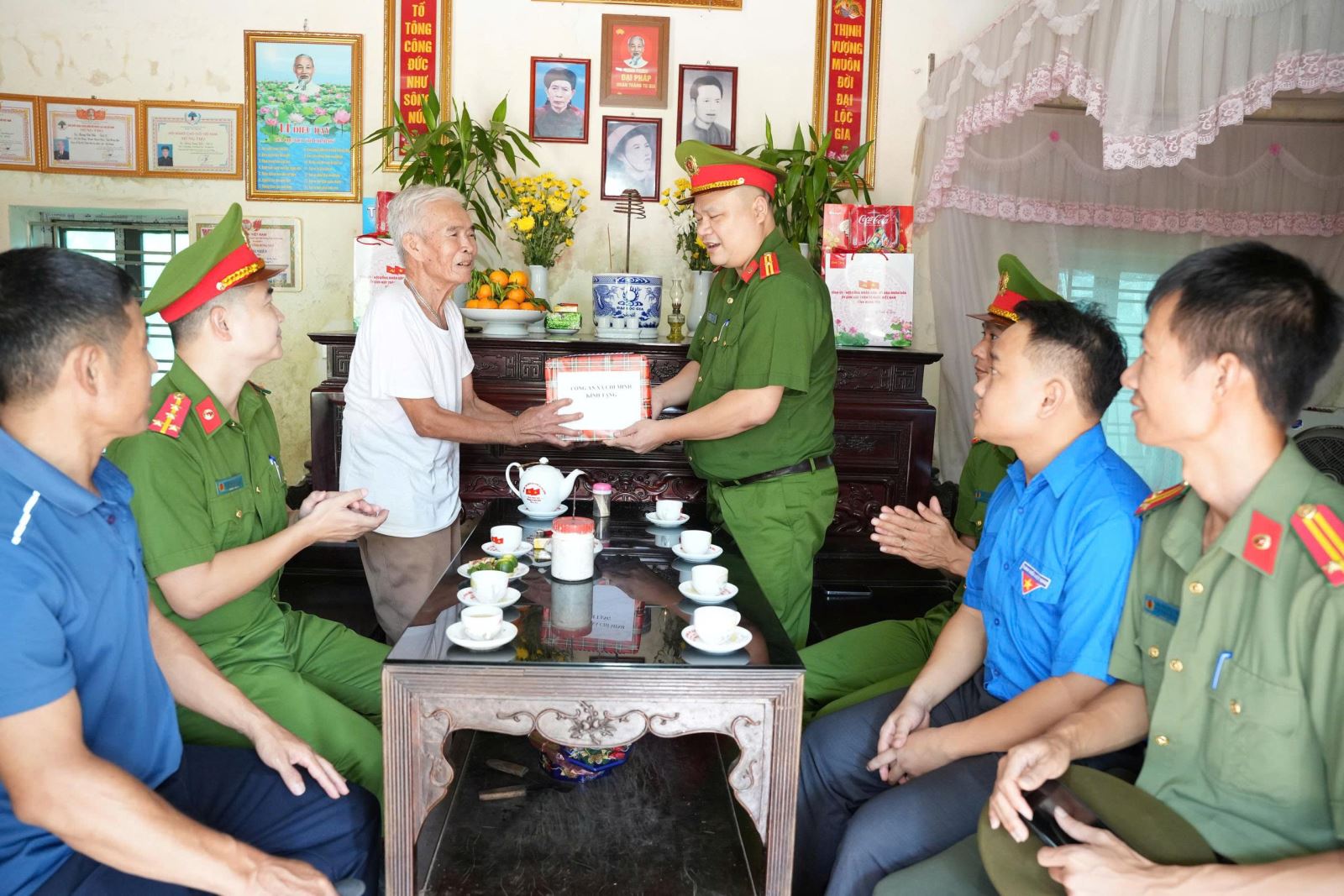 Công an xã Chí Minh thăm, tặng quà gia đình bệnh binh, người có công nhân kỷ niệm 79 năm Ngày thương binh liệt sĩ (27/7/1947 - 27/7/2026)