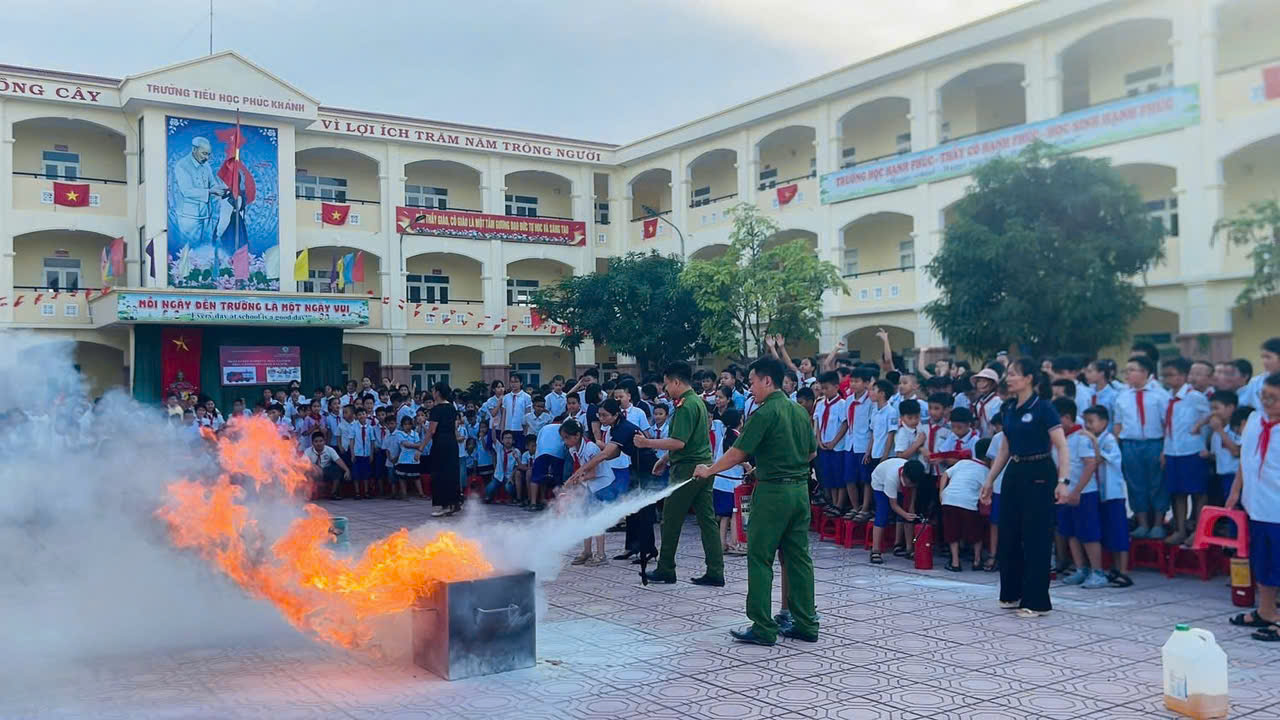 Công an phường Vũ Phúc phối hợp tuyên truyền kiến thức Phòng cháy chữa cháy và cứu nạn, cứu hộ tại cơ sở trường học trên địa bàn