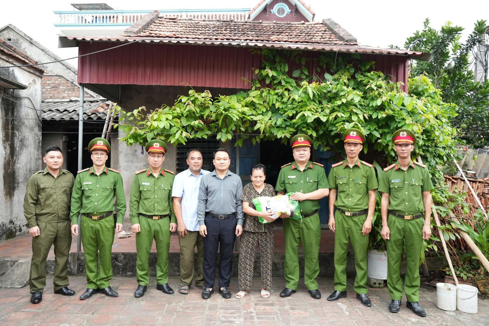 Công an xã Chí Minh: Sâu sát cơ sở, kịp thời hỗ trợ người yếu thế tại địa phương