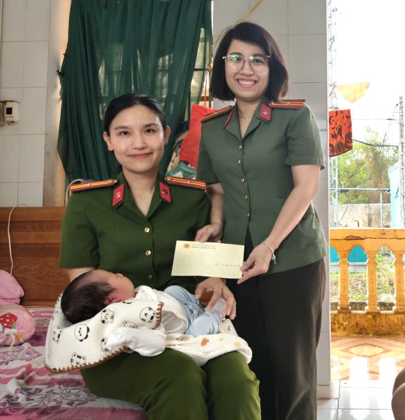 Công an phường Vũ Phúc: Thăm, tặng quà cho cháu bé bị bỏ rơi