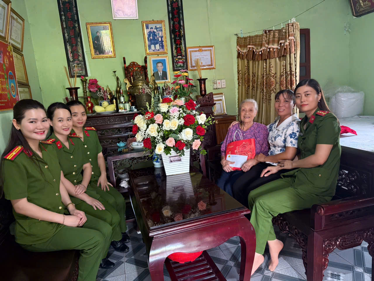 Chi hội phụ nữ Công an xã Vũ Thư: Thăm hỏi, tặng quà các đồng chí nguyên Chủ tịch Hội LHPN qua các thời kì hiện đã cao tuổi, có hoàn cảnh đặc biệt khó khăn.