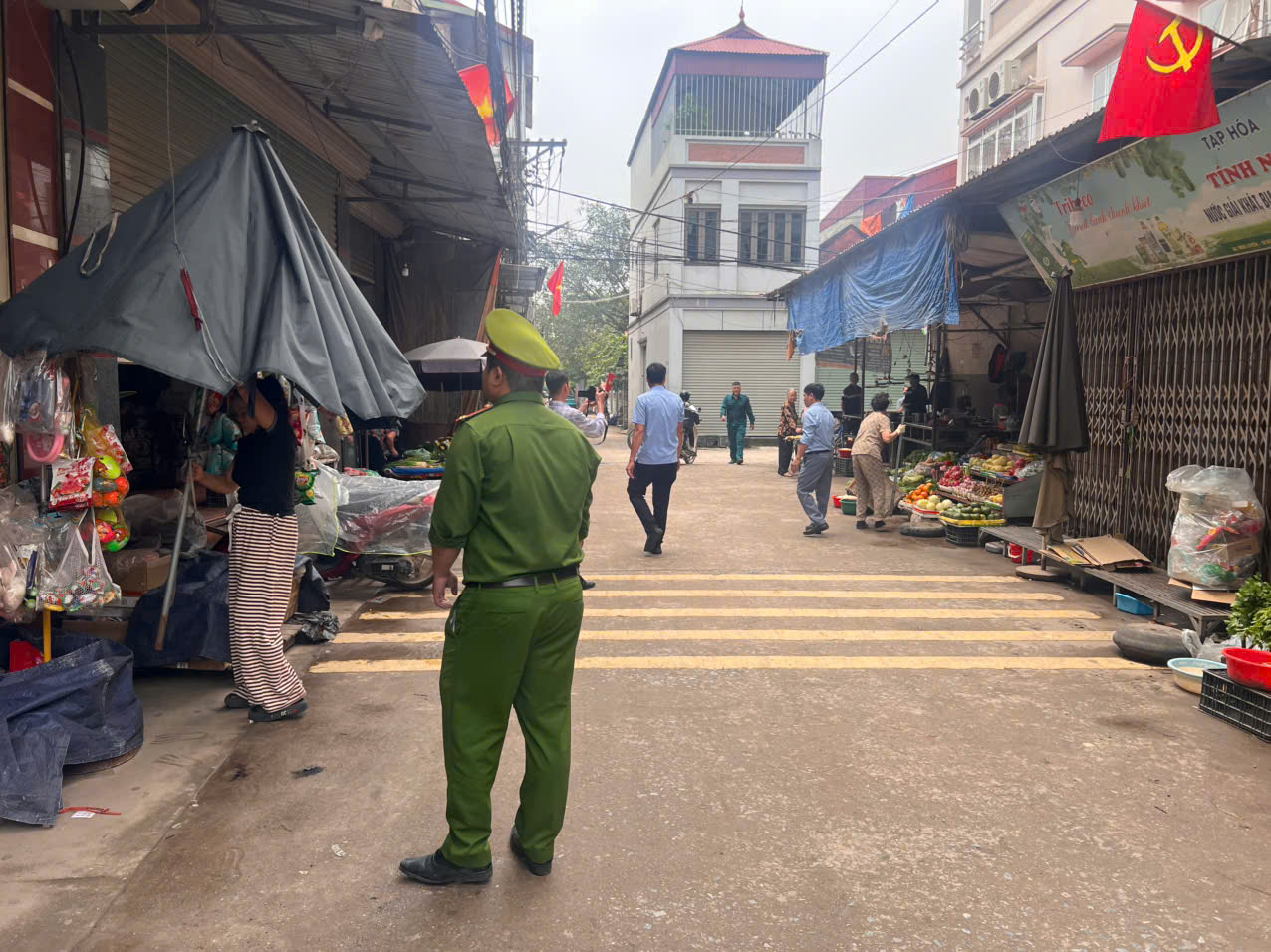 Công an xã Châu Ninh ra quân giải tỏa hành lang an toàn giao thông, làm sạch môi trường trên địa bàn