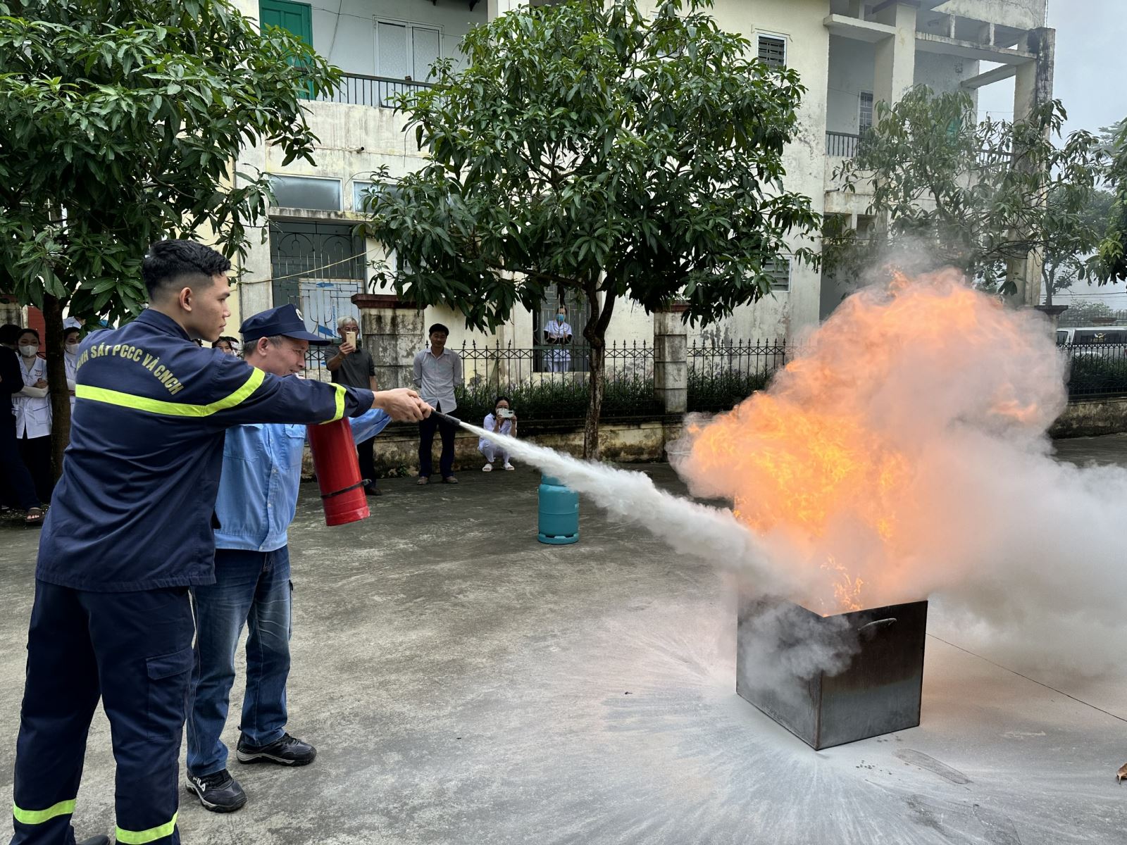 Bồi dưỡng nghiệp vụ phòng cháy, chữa cháy, cứu nạn, cứu hộ năm 2025 và tổ chức thực tập phương án chữa cháy, cứu nạn, cứu hộ tại Bệnh viện đa khoa Phụ Dực