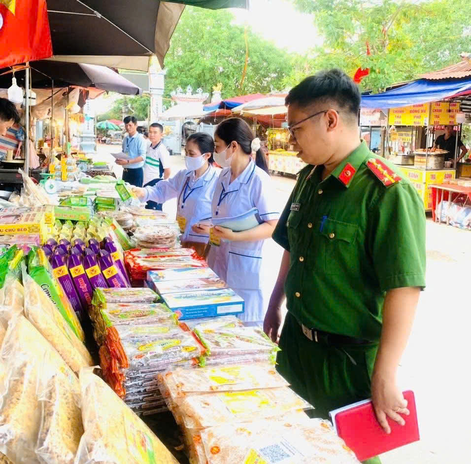 Công an xã Hoàng Hoa Thám phối hợp kiểm tra vệ sinh an toàn thực phẩm Lễ hội Đền An Xá